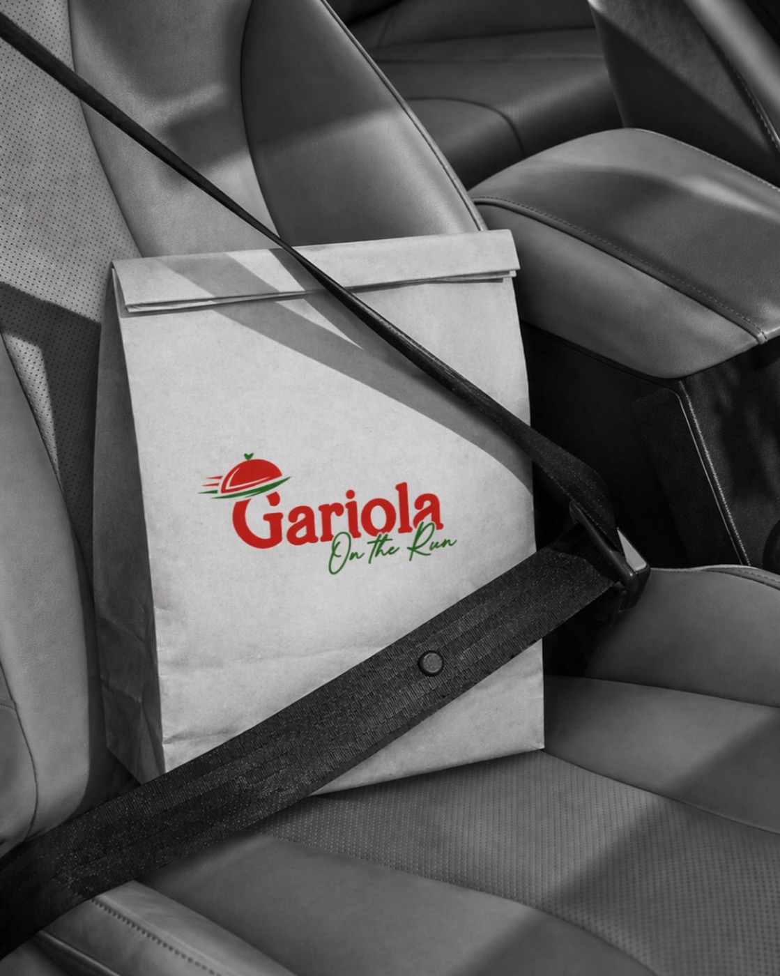 Gariola On The Run bag buckled into a car seat